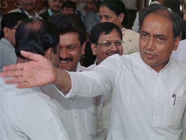 Cong unleashes loose cannon Digvijaya on Ramdev Cong unleashes loose cannon Digvijaya on Ramdev