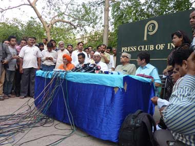 Anna Hazare and co. walk tightrope after Ramdev's exit Anna Hazare and co. walk tightrope after Ramdev's exit