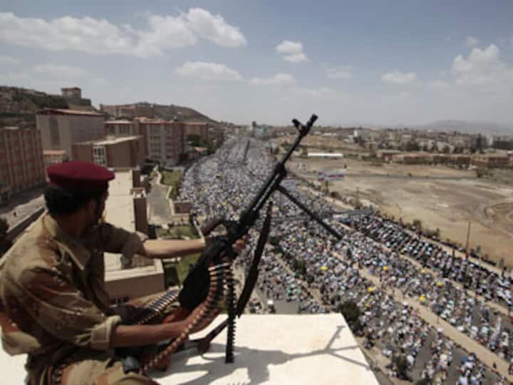 Sanaa becomes ghost town as troops and rival forces clash