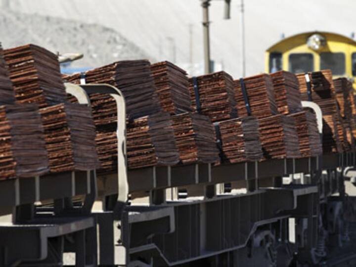 Copper's weakness, dollar's strength threaten equities