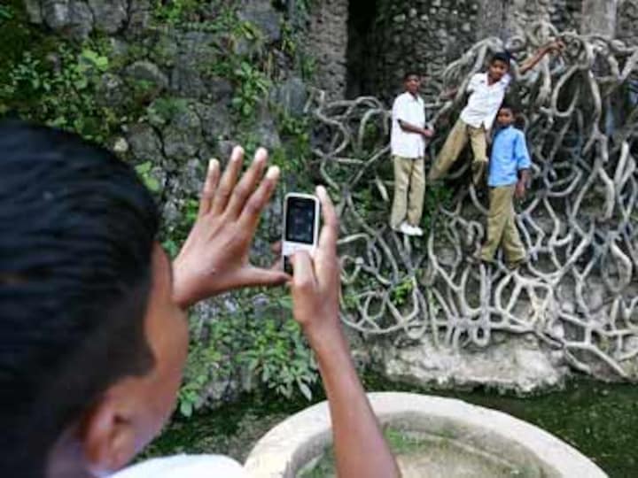 Idea Cellular beats street expectations, rises five percent 
