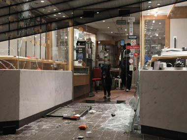 More violence in London: riots in Enfield, jewellery shops looted More violence in London: riots in Enfield, jewellery shops looted