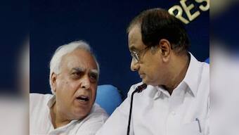 On Anna, UPA swings between suicide and sanity