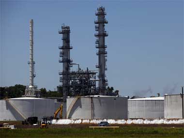 Oil hovers above $85 as US refineries survive hurricane Oil hovers above $85 as US refineries survive hurricane