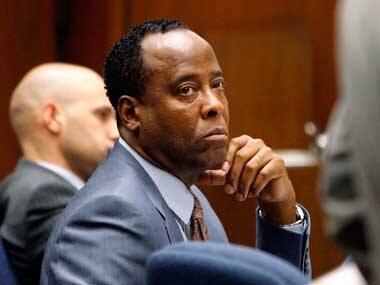 Murray tried to hide medicines before calling 911: MJ's guard