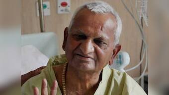 Hazare praises India's youth, tells govt to decentralise power