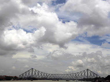 Bomb scare on Kolkata's Howrah bridge Bomb scare on Kolkata's Howrah bridge