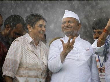 Team Anna backs Bedi, says she did nothing wrong Team Anna backs Bedi, says she did nothing wrong