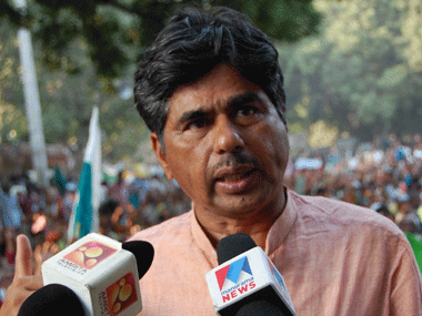 Anna's tryst with politics; two core committee members quit Anna's tryst with politics; two core committee members quit