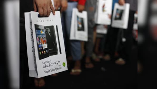 Samsung topples Apple as top smartphone maker