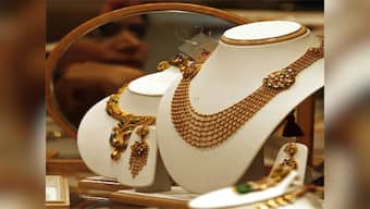 Gold rises by 1 pct in India, traders postpone buys