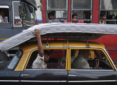 Buyers queue to buy US consulate property, Mumbai swelters again Buyers queue to buy US consulate property, Mumbai swelters again