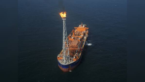 Rs 61,490 cr cash burns hole in RIL's pocket, profitability dips 