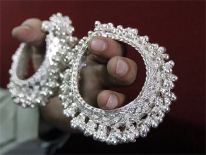 Silver falls by Rs 300, gold recovers to Rs 27,120 Silver falls by Rs 300, gold recovers to Rs 27,120