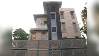 Tendulkar pays penalty, Meru cabs continue strike