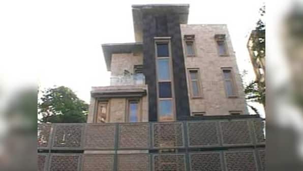 Tendulkar pays penalty, Meru cabs continue strike