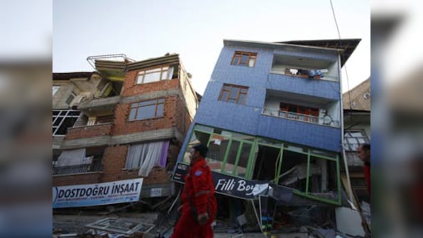 Turkey quake: Desperate hunt for survivors as mercury drops
