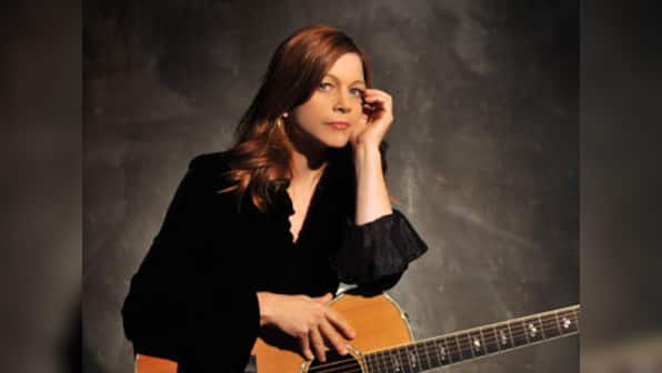 Carrie Newcomer’s cool fusion of East and West hooks listeners