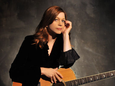 Carrie Newcomer’s cool fusion of East and West hooks listeners Carrie Newcomer’s cool fusion of East and West hooks listeners