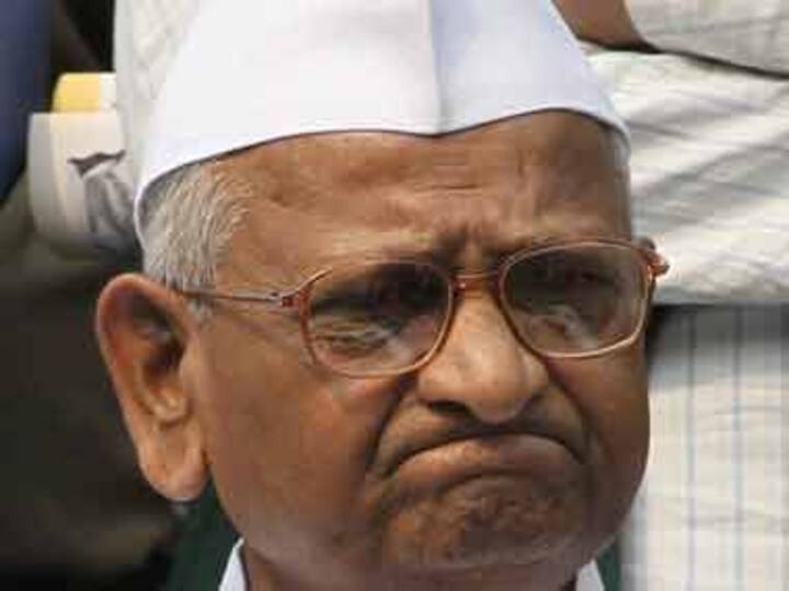 'Bedi, Kejriwal exploit, control Anna'