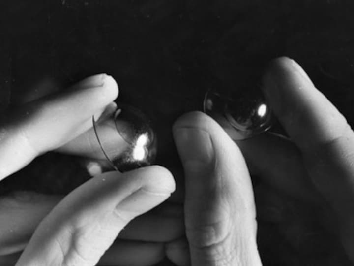 Indian-origin researcher develops contact lenses that may make reading glasses defunct