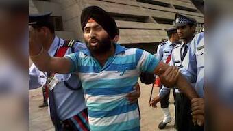 Pawar daughter visits Bal Thackeray to express gratitude