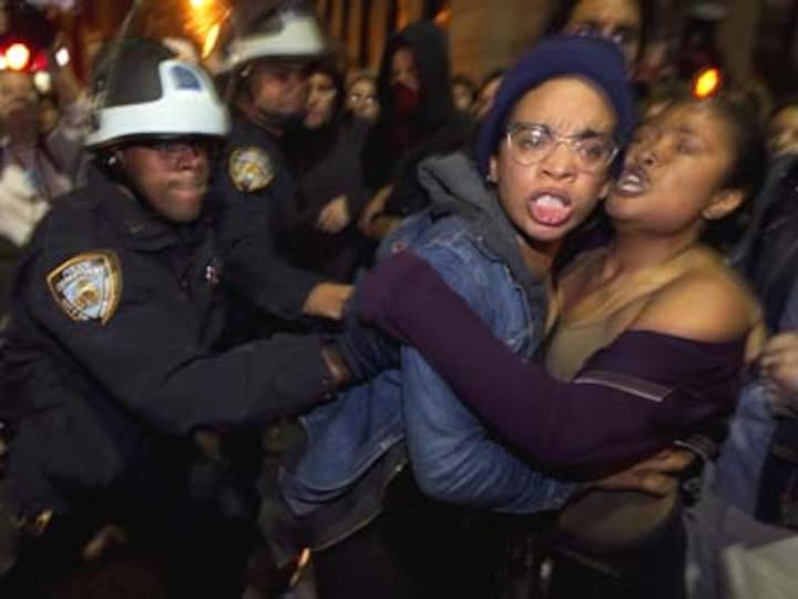 New York police sweep through Zuccotti Park 