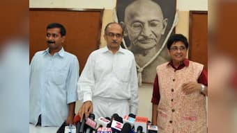 Anna's ex-blogger shreds, burns 'Gang of Four'