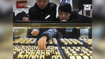 Gold falls from peak, fails to attract physical buyers