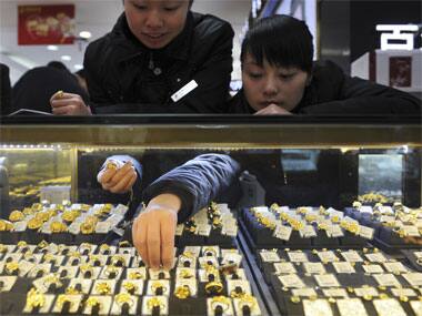 Gold falls from peak, fails to attract physical buyers