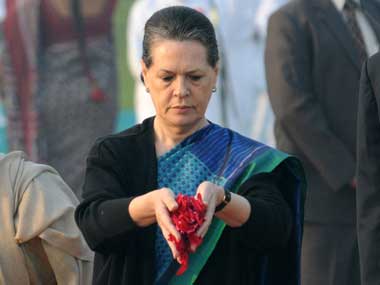 Sonia meets KBC winner Sushil Kumar Sonia meets KBC winner Sushil Kumar