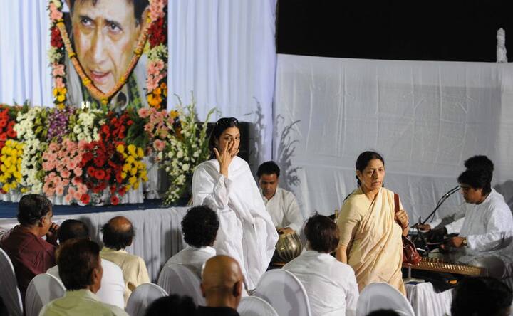 Images: Bollywood pays rich tributes to Dev Saab Images: Bollywood pays rich tributes to Dev Saab