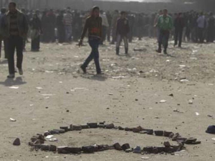 Troops raid Tahrir Square as clashes move into day five