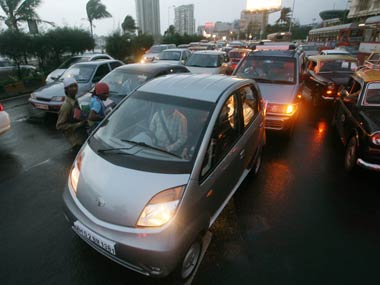 Toll tax collection at Mumbai plazas resumes: Commuters hassled, vehicles caught in snarl-up Toll tax collection at Mumbai plazas resumes: Commuters hassled, vehicles caught in snarl-up
