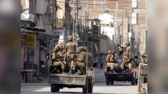 Suicide bomber kills nine Pakistani soldiers, injures 17