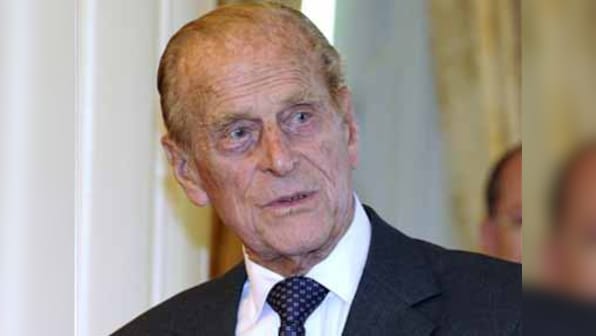 Queen Elizabeth visits husband in hospital