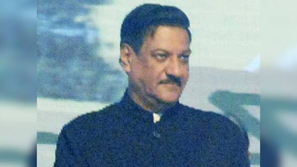 Chavan congratulates Hazare on ending fast