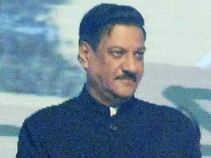 Chavan congratulates Hazare on ending fast Chavan congratulates Hazare on ending fast