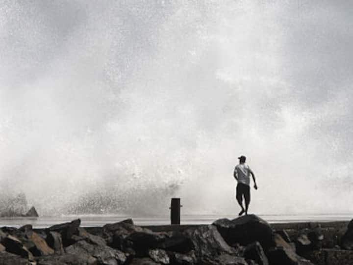 News wrap: BJP-Congress slugfest continues; cyclone Thane kills 26