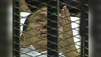 Egypt's Mubarak back in court as trial resumes 