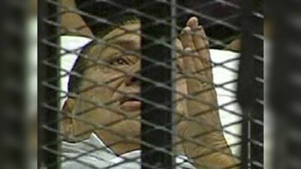 Egypt's Mubarak back in court as trial resumes 