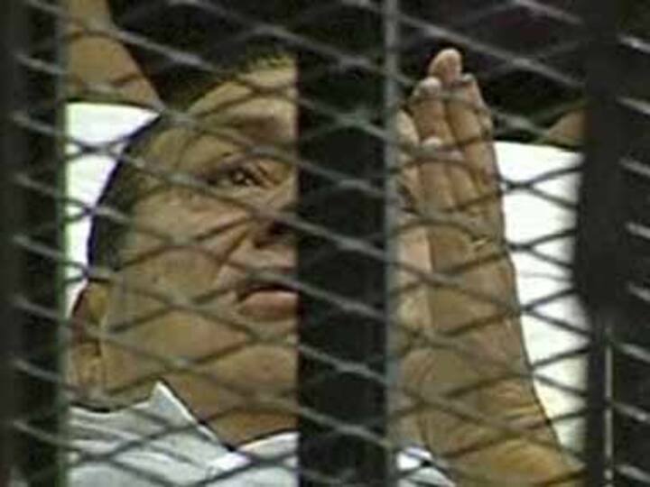 Egypt's Mubarak back in court as trial resumes 