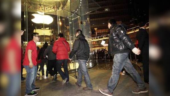 Apple to stop sales of iPhone 4S in China after attack on store 