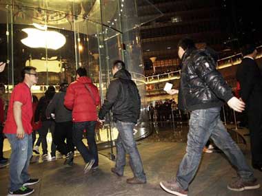 Apple to stop sales of iPhone 4S in China after attack on store Apple to stop sales of iPhone 4S in China after attack on store