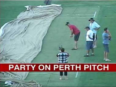 Bizarre: It's customary to drink beer on the pitch?  Bizarre: It's customary to drink beer on the pitch?