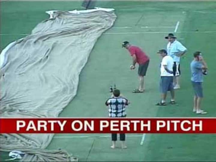 Bizarre: It's customary to drink beer on the pitch?  Bizarre: It's customary to drink beer on the pitch?