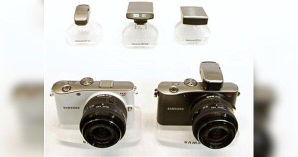 Samsung looks to increase camera sales with new hybrids