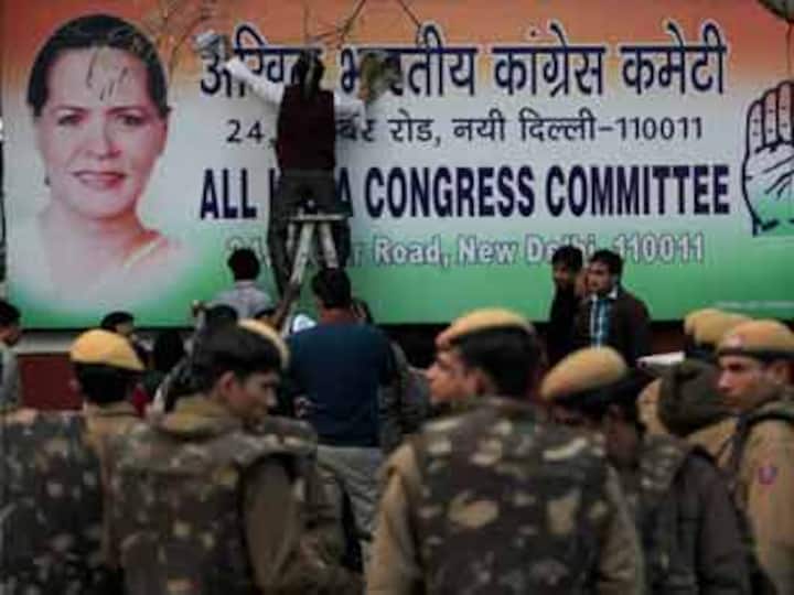Cong sees BJP hand in throwing of black ink on Sonia's poster