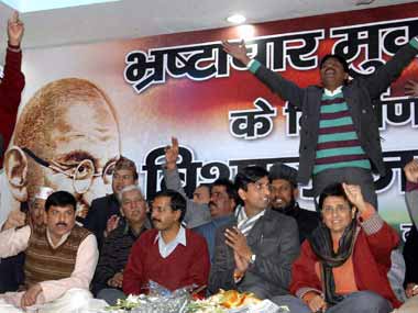 Shoe thrown at Team Anna in Uttarakhand Shoe thrown at Team Anna in Uttarakhand