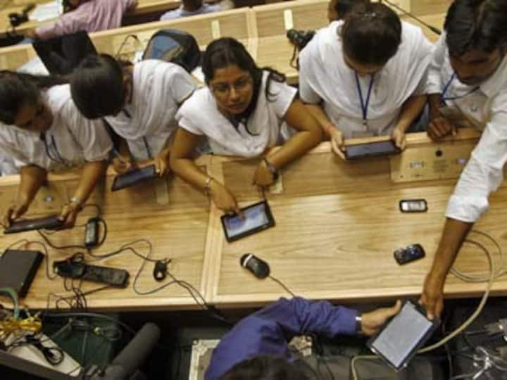 Aakash vs OLPC: How fair is Jha's anti-tablet grouse?